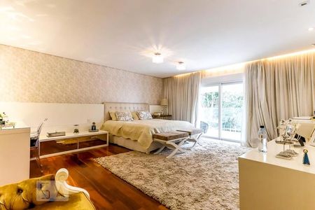 Casa de condomínio à venda com 600m², 4 quartos e 4 vagas Casa de condomínio à venda com 600m², 4 quartos e 4 vagasQuarto