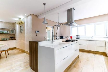 Casa de condomínio à venda com 600m², 4 quartos e 4 vagas Casa de condomínio à venda com 600m², 4 quartos e 4 vagasCozinha