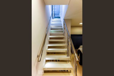 Casa de condomínio à venda com 600m², 4 quartos e 4 vagas Casa de condomínio à venda com 600m², 4 quartos e 4 vagasEscada
