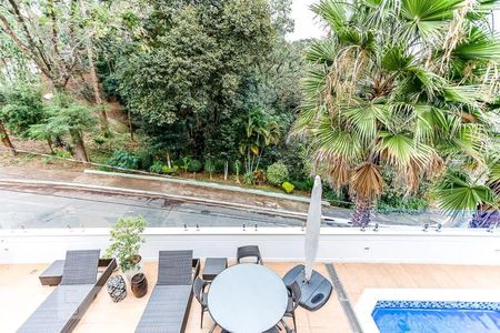 Casa de condomínio à venda com 600m², 4 quartos e 4 vagas Casa de condomínio à venda com 600m², 4 quartos e 4 vagasVista