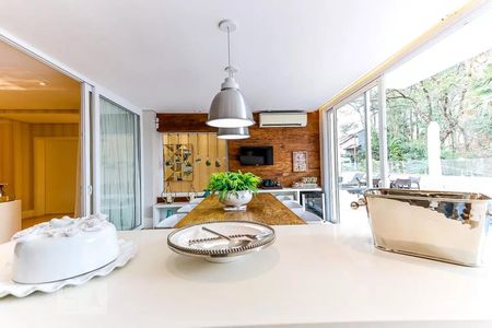 Casa de condomínio à venda com 600m², 4 quartos e 4 vagas Casa de condomínio à venda com 600m², 4 quartos e 4 vagasVaranda
