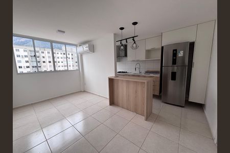 Sala de apartamento para alugar com 2 quartos, 48m² em Barra da Tijuca, Rio de Janeiro