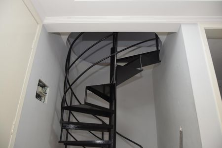 Apartamento para alugar com 90m², 3 quartos e 1 vagaEscada
