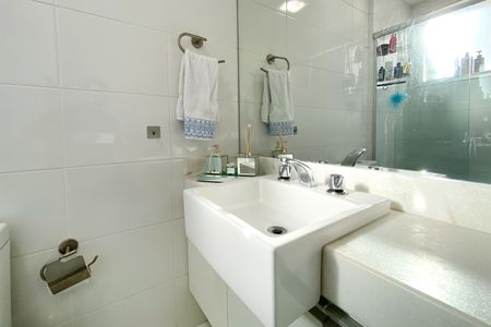 Apartamento à venda com 85m², 3 quartos e 2 vagas Apartamento à venda com 85m², 3 quartos e 2 vagasBanheiro da Suíte 1