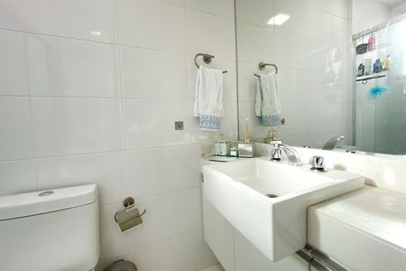 Apartamento à venda com 85m², 3 quartos e 2 vagas Apartamento à venda com 85m², 3 quartos e 2 vagasBanheiro da Suíte 1