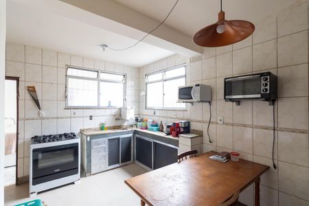Casa para alugar com 320m², 4 quartos e 2 vagas Casa para alugar com 320m², 4 quartos e 2 vagasCozinha e Área de Serviço