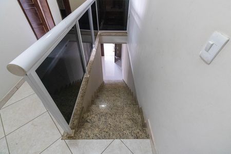 Escada de casa para alugar com 4 quartos, 320m² em Campo Grande, Rio de Janeiro