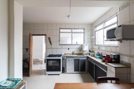 Casa para alugar com 320m², 4 quartos e 2 vagas Casa para alugar com 320m², 4 quartos e 2 vagasCozinha e Área de Serviço