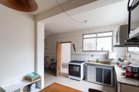 Casa para alugar com 320m², 4 quartos e 2 vagas Casa para alugar com 320m², 4 quartos e 2 vagasCozinha e Área de Serviço