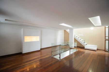 Sala de casa de condomínio para alugar com 4 quartos, 360m² em Rio do Ouro, São Gonçalo
