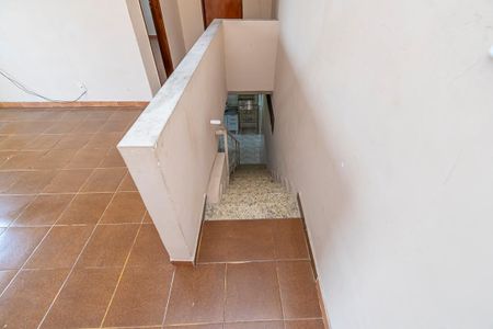 Casa para alugar com 78m², 2 quartos e 1 vaga Casa para alugar com 78m², 2 quartos e 1 vagaSala - Escada de acesso