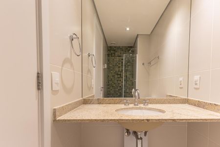 Banheiro de kitnet/studio para alugar com 1 quarto, 25m² em Indianópolis, São Paulo