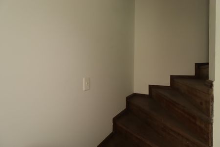 Casa à venda com 94m², 3 quartos e 2 vagasEscada para o segundo piso