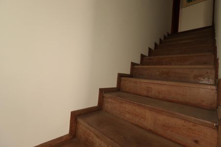 Casa à venda com 94m², 3 quartos e 2 vagasEscada para o segundo piso