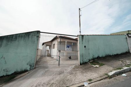 Casa para alugar com 80m², 2 quartos e 2 vagasFachada