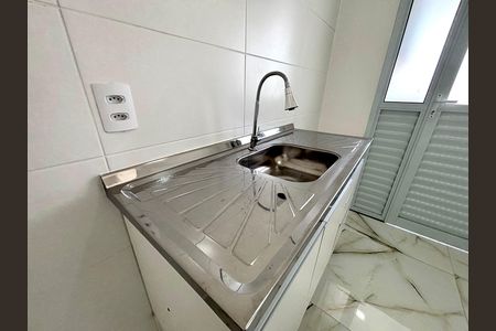 Cozinha de apartamento para alugar com 2 quartos, 51m² em Jardim Maringa, São Paulo
