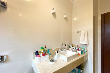 Casa de condomínio à venda com 400m², 4 quartos e 4 vagasBanheiro