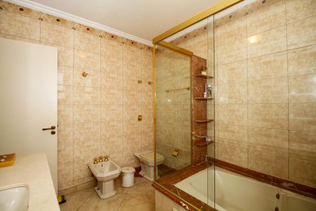 Apartamento à venda com 260m², 3 quartos e 2 vagas Apartamento à venda com 260m², 3 quartos e 2 vagasBanheiro da Suíte