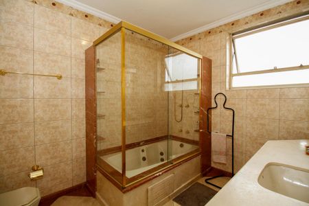 Apartamento à venda com 260m², 3 quartos e 2 vagas Apartamento à venda com 260m², 3 quartos e 2 vagasBanheiro da Suíte