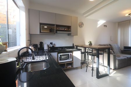 Casa de condomínio à venda com 60m², 2 quartos e 2 vagasCozinha
