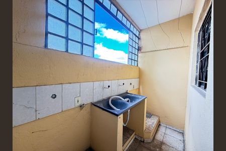 Cozinha e Área de Serviço de casa para alugar com 2 quartos, 50m² em Camargos, Belo Horizonte