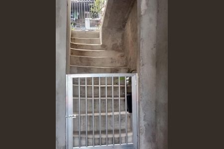 ESCADA EXTERNA de casa à venda com 1 quarto, 143m² em Jaguaribe, Osasco