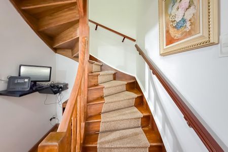 Casa à venda com 150m², 2 quartos e 3 vagas Casa à venda com 150m², 2 quartos e 3 vagasEscada