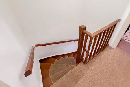 Casa à venda com 150m², 2 quartos e 3 vagas Casa à venda com 150m², 2 quartos e 3 vagasEscada