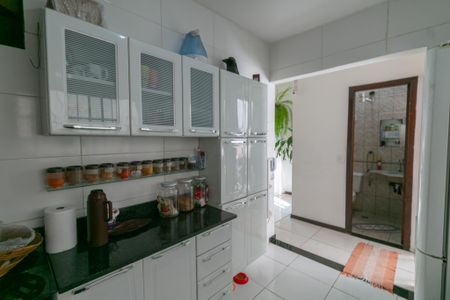 Casa de condomínio à venda com 202m², 3 quartos e 1 vaga