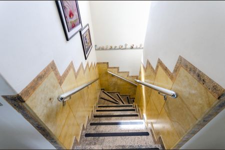 Casa à venda com 200m², 4 quartos e 4 vagasEscada