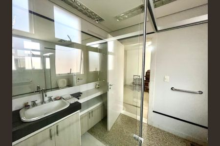 Casa à venda com 562m², 4 quartos e 10 vagas Casa à venda com 562m², 4 quartos e 10 vagasBanheiro