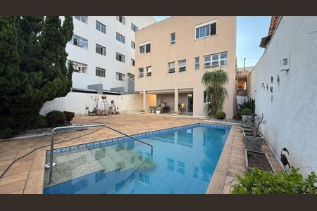 Casa à venda com 562m², 4 quartos e 10 vagas Casa à venda com 562m², 4 quartos e 10 vagasÁrea externa