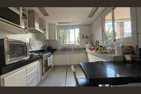 Casa à venda com 562m², 4 quartos e 10 vagas Casa à venda com 562m², 4 quartos e 10 vagasCozinha
