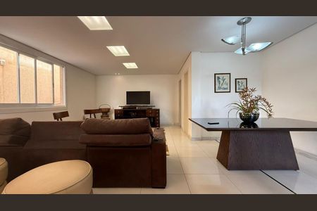 Casa à venda com 562m², 4 quartos e 10 vagas Casa à venda com 562m², 4 quartos e 10 vagasSala