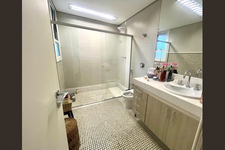 Casa à venda com 562m², 4 quartos e 10 vagas Casa à venda com 562m², 4 quartos e 10 vagasBanheiro