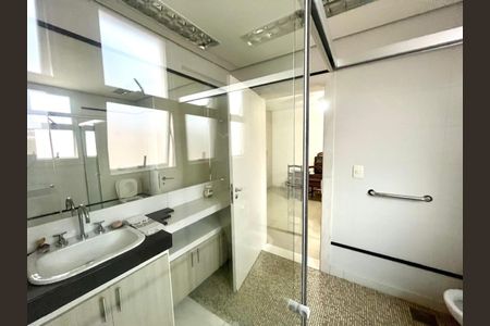 Casa à venda com 562m², 4 quartos e 10 vagas Casa à venda com 562m², 4 quartos e 10 vagasBanheiro