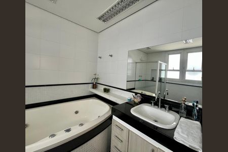 Casa à venda com 562m², 4 quartos e 10 vagas Casa à venda com 562m², 4 quartos e 10 vagasBanheiro