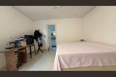 Casa à venda com 562m², 4 quartos e 10 vagas Casa à venda com 562m², 4 quartos e 10 vagasQuarto