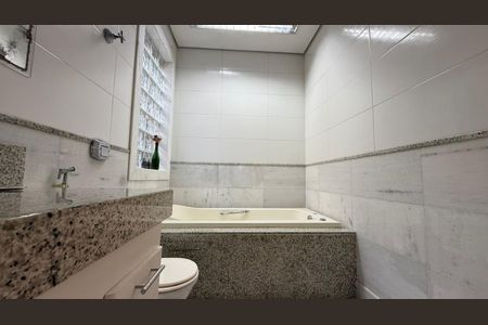 Casa à venda com 562m², 4 quartos e 10 vagas Casa à venda com 562m², 4 quartos e 10 vagasBanheiro