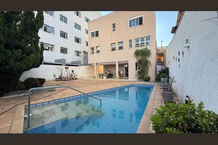 Casa à venda com 562m², 4 quartos e 10 vagas Casa à venda com 562m², 4 quartos e 10 vagasÁrea externa