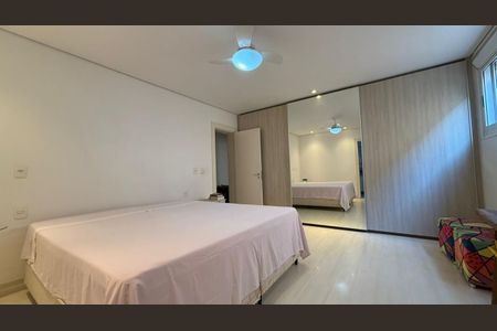 Casa à venda com 562m², 4 quartos e 10 vagas Casa à venda com 562m², 4 quartos e 10 vagasQuarto