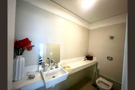 Casa à venda com 562m², 4 quartos e 10 vagas Casa à venda com 562m², 4 quartos e 10 vagasBanheiro