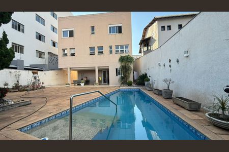 Casa à venda com 562m², 4 quartos e 10 vagas Casa à venda com 562m², 4 quartos e 10 vagasÁrea externa