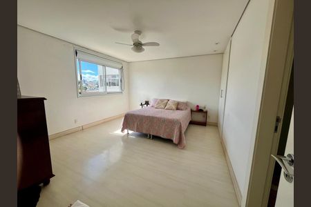 Casa à venda com 562m², 4 quartos e 10 vagas Casa à venda com 562m², 4 quartos e 10 vagasQuarto