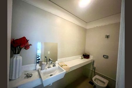 Casa à venda com 562m², 4 quartos e 10 vagas Casa à venda com 562m², 4 quartos e 10 vagasBanheiro