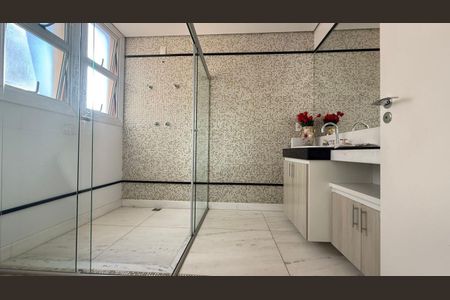 Casa à venda com 562m², 4 quartos e 10 vagas Casa à venda com 562m², 4 quartos e 10 vagasBanheiro