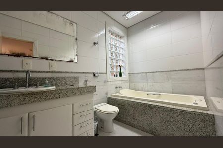Casa à venda com 562m², 4 quartos e 10 vagas Casa à venda com 562m², 4 quartos e 10 vagasBanheiro