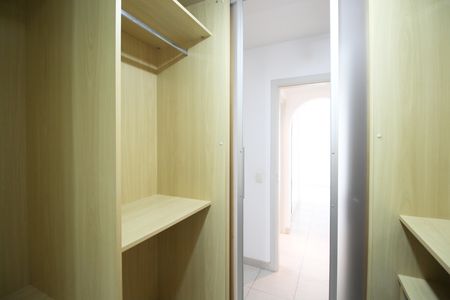 Apartamento para alugar com 75m², 2 quartos e 1 vaga Apartamento para alugar com 75m², 2 quartos e 1 vagaCloset da Quarto 1
