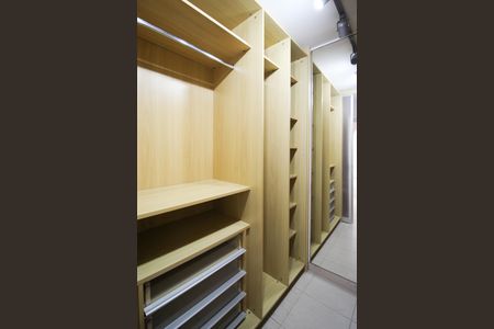 Apartamento para alugar com 75m², 2 quartos e 1 vaga Apartamento para alugar com 75m², 2 quartos e 1 vagaCloset da Quarto 1