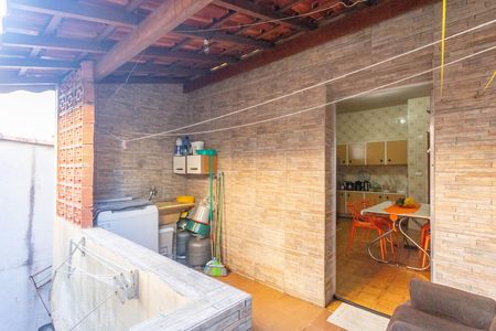 Casa à venda com 550m², 6 quartos e 2 vagas Casa à venda com 550m², 6 quartos e 2 vagasCasa 1 - área de serviço